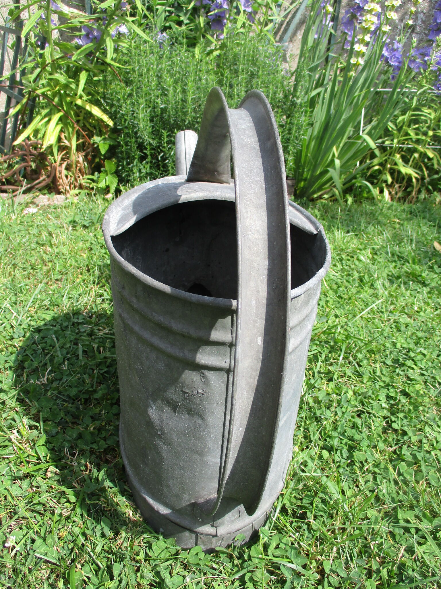 Old zinc watering canvf3