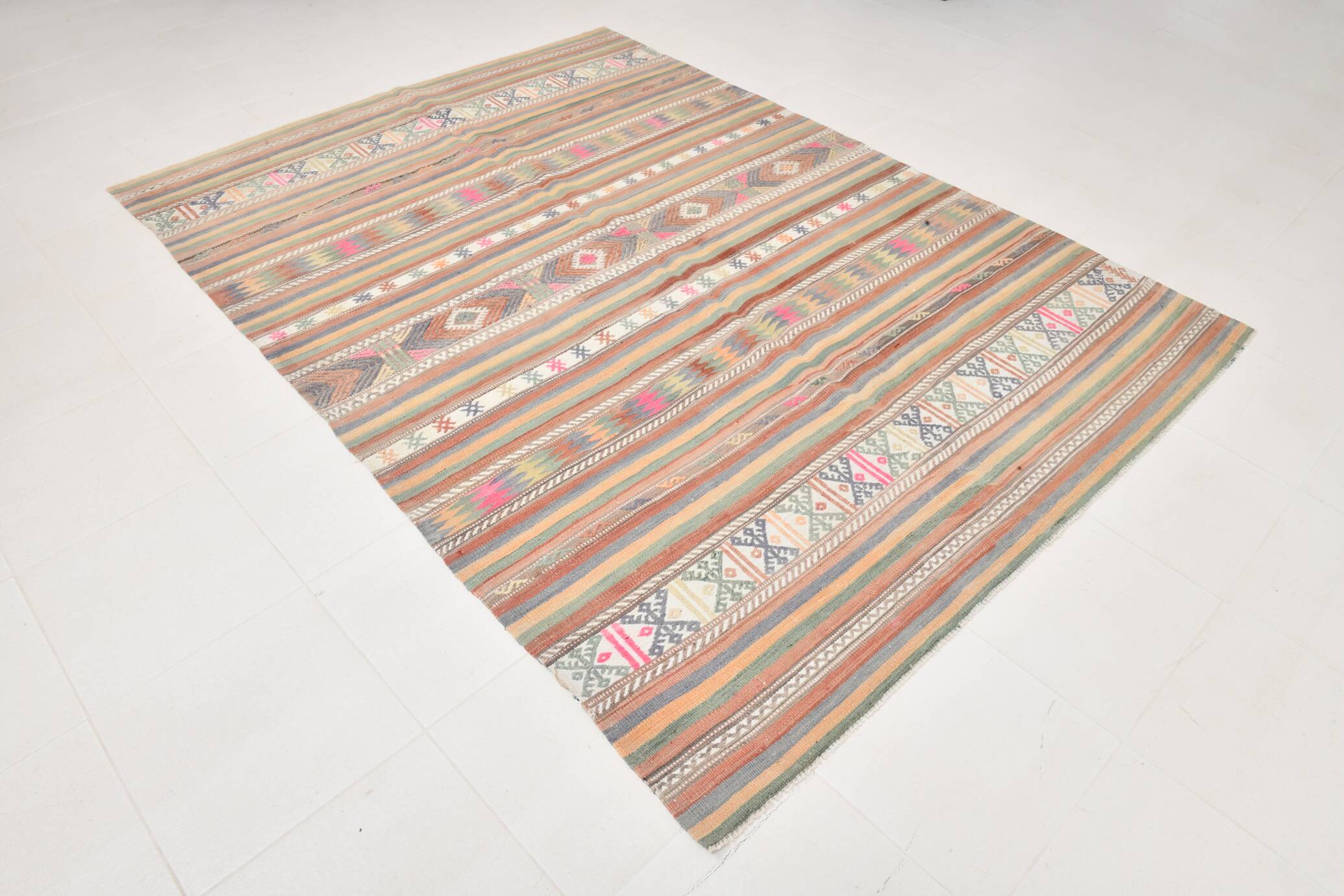 Grand Kilim Vintage en Couleurs Soft, Pièce Unique au Charme Bohème