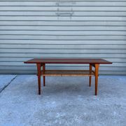 Table basse danosie par Jorgen Aakjaer Jorgensen