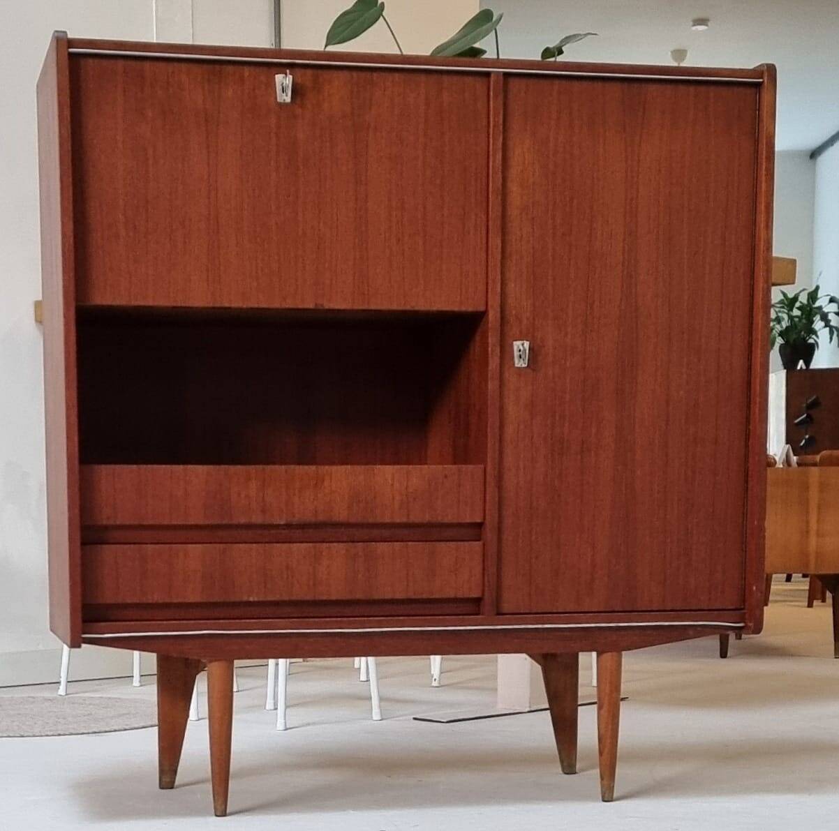 Armoire du milieu du siècle