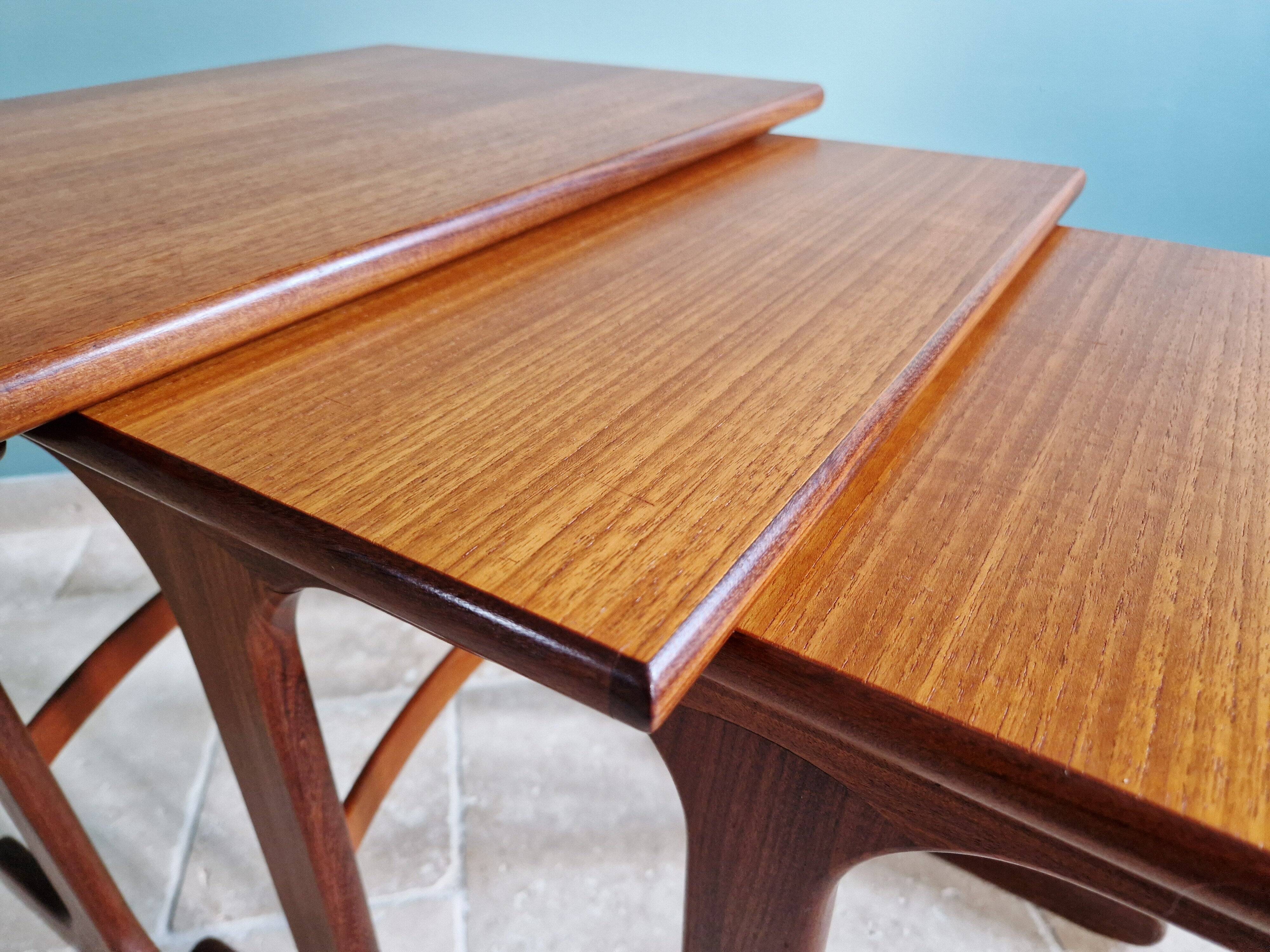 Ensemble de 3 tables gigognes en teck G-plan, années 1960
