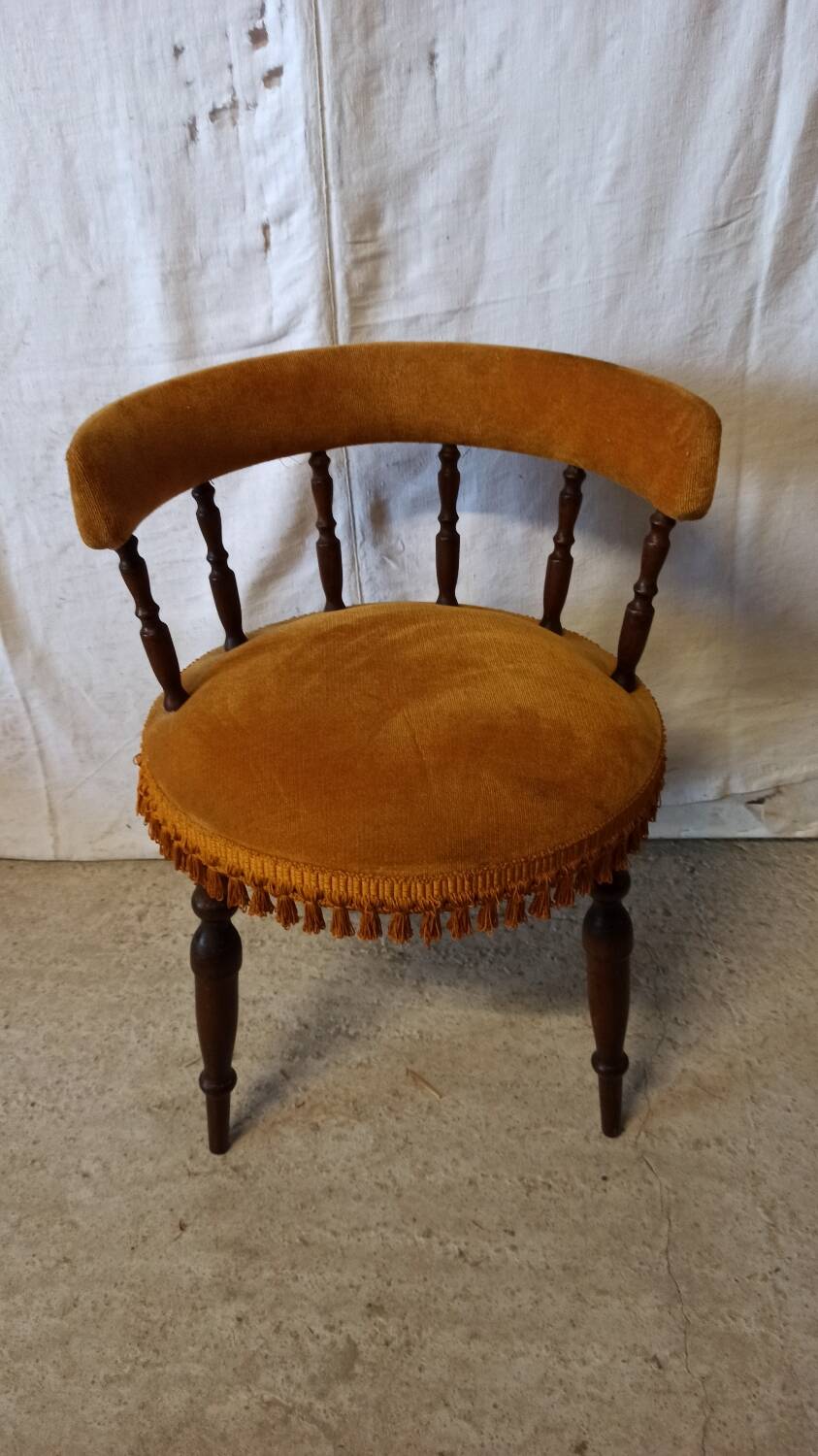Chaise de chambre en velours ocre et pompons