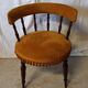 Chaise de chambre en velours ocre et pompons