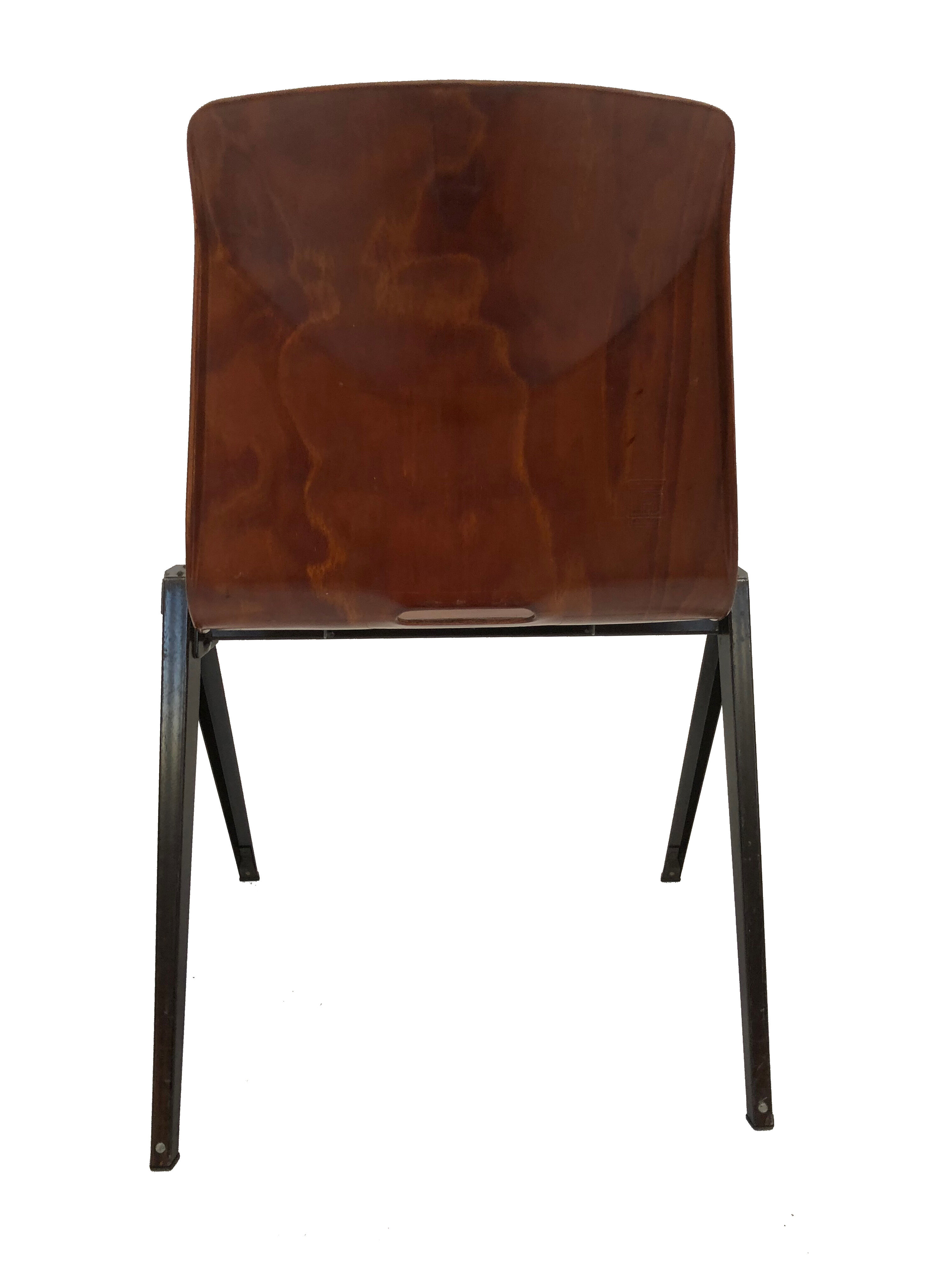 Stackable school Chair S22 de Pagholz Galvanitas