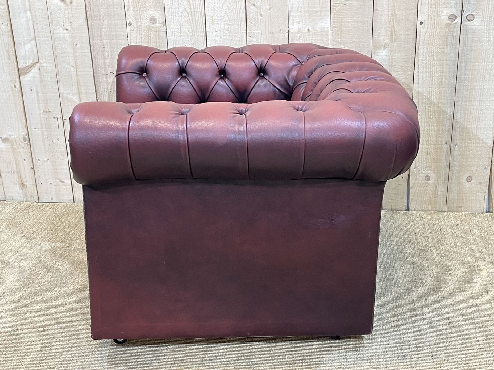 Chesterfield armchair in red leather from the 1980s