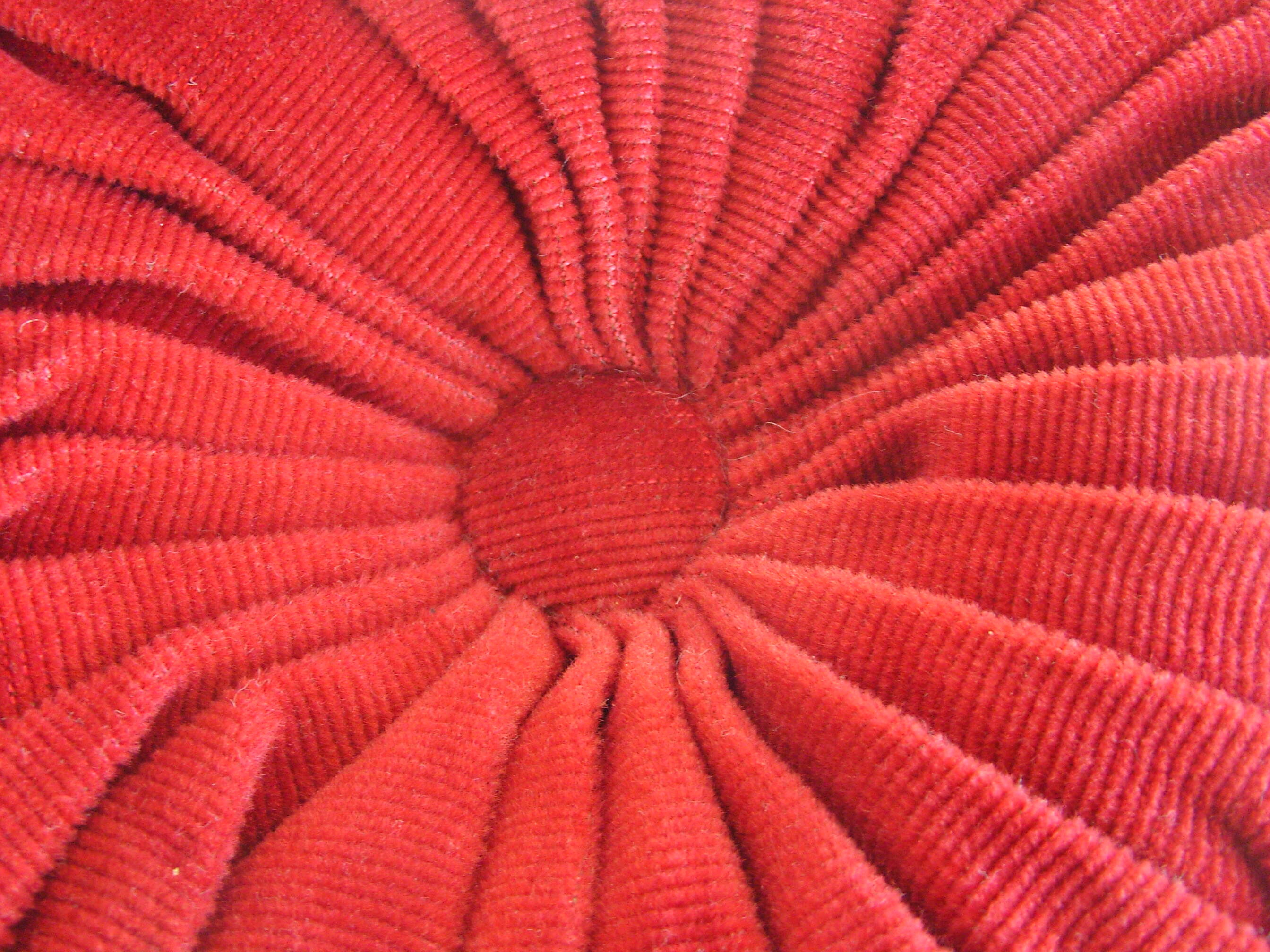 Round cushion in pleated velvet red vintage