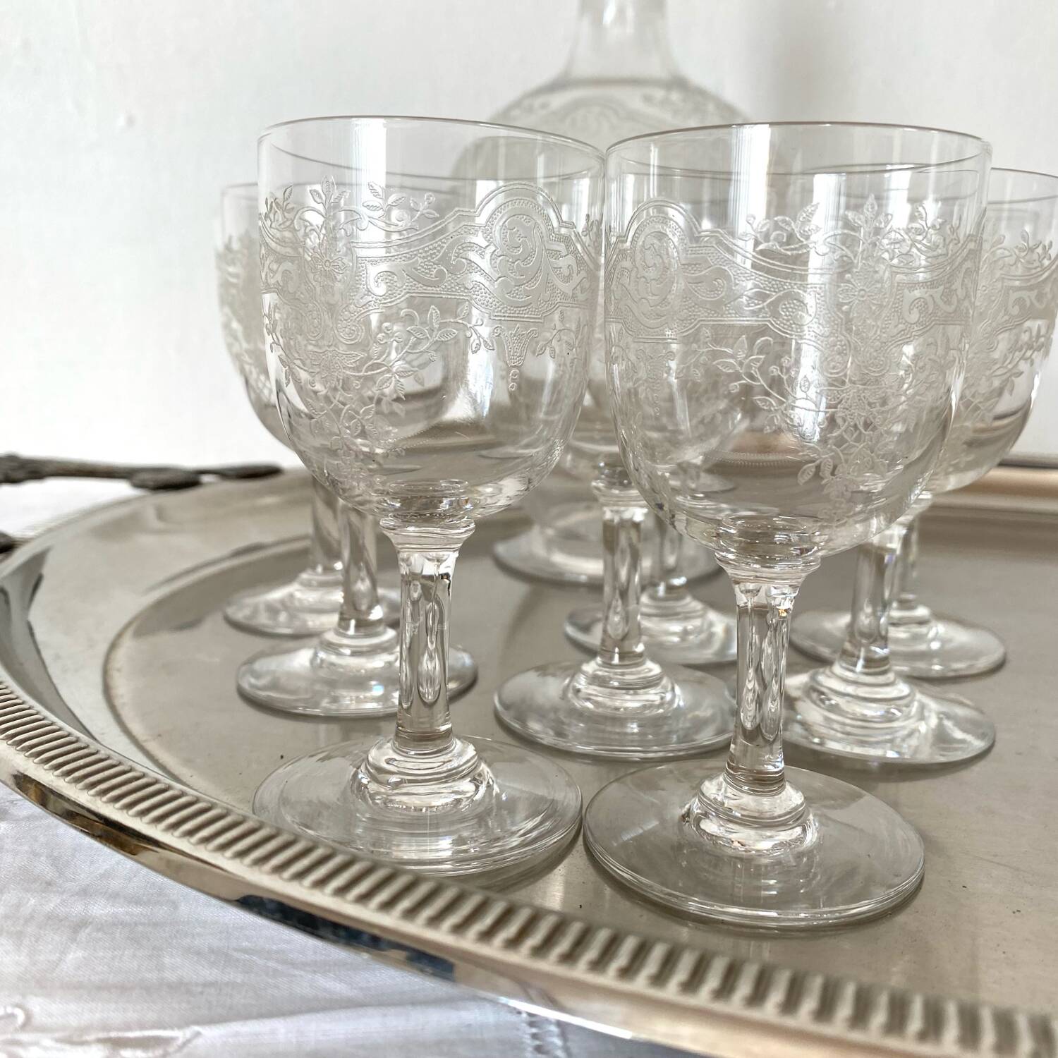 Verres à pied anciens gravés et carafe