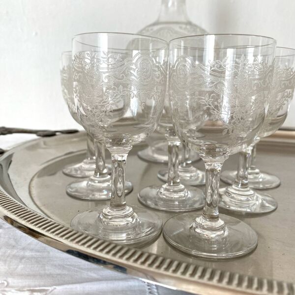Verres à pied anciens gravés et carafe