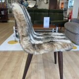 Chaise moumoute à motifs & pieds fuselés bois foncé