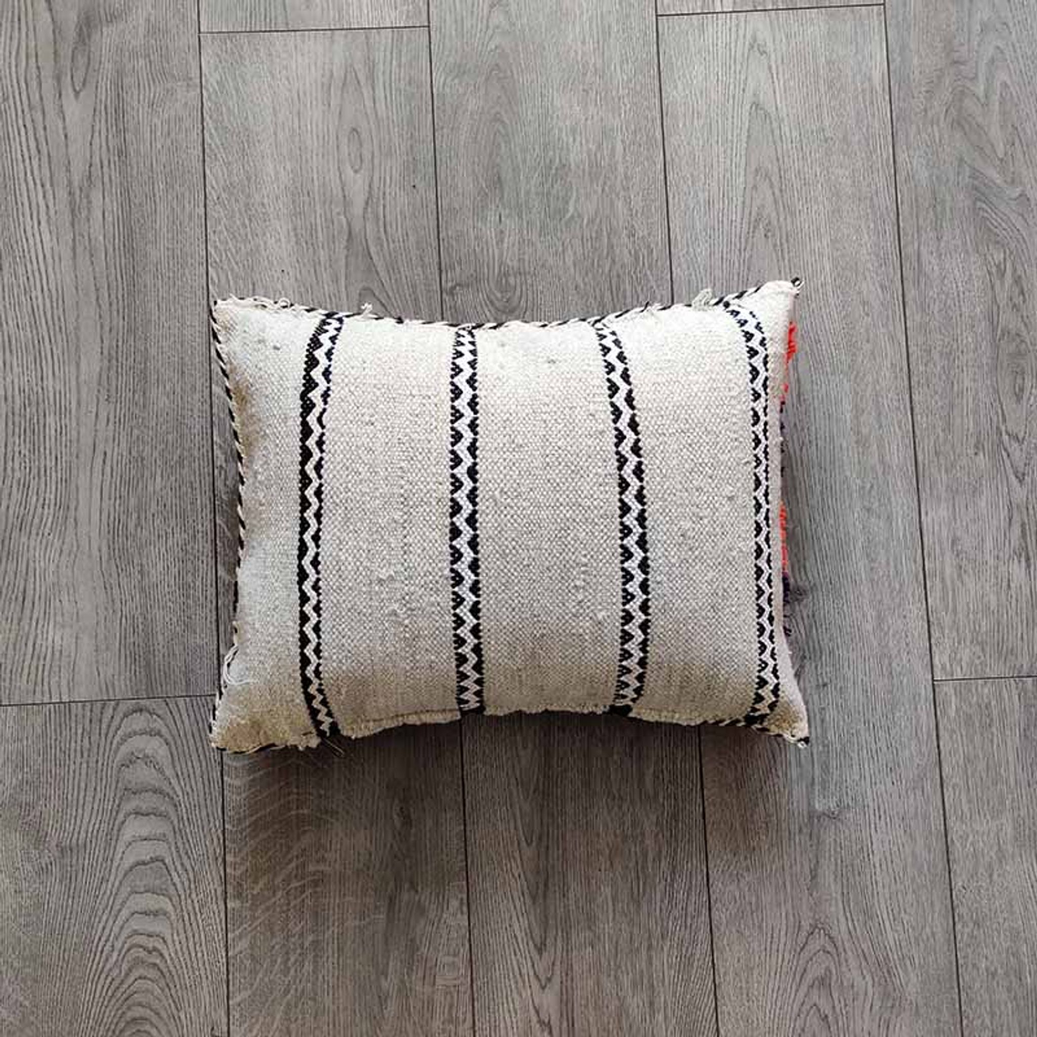Vintage Kilim Vintage Moroccan cousin handmade 35 x 45 cm