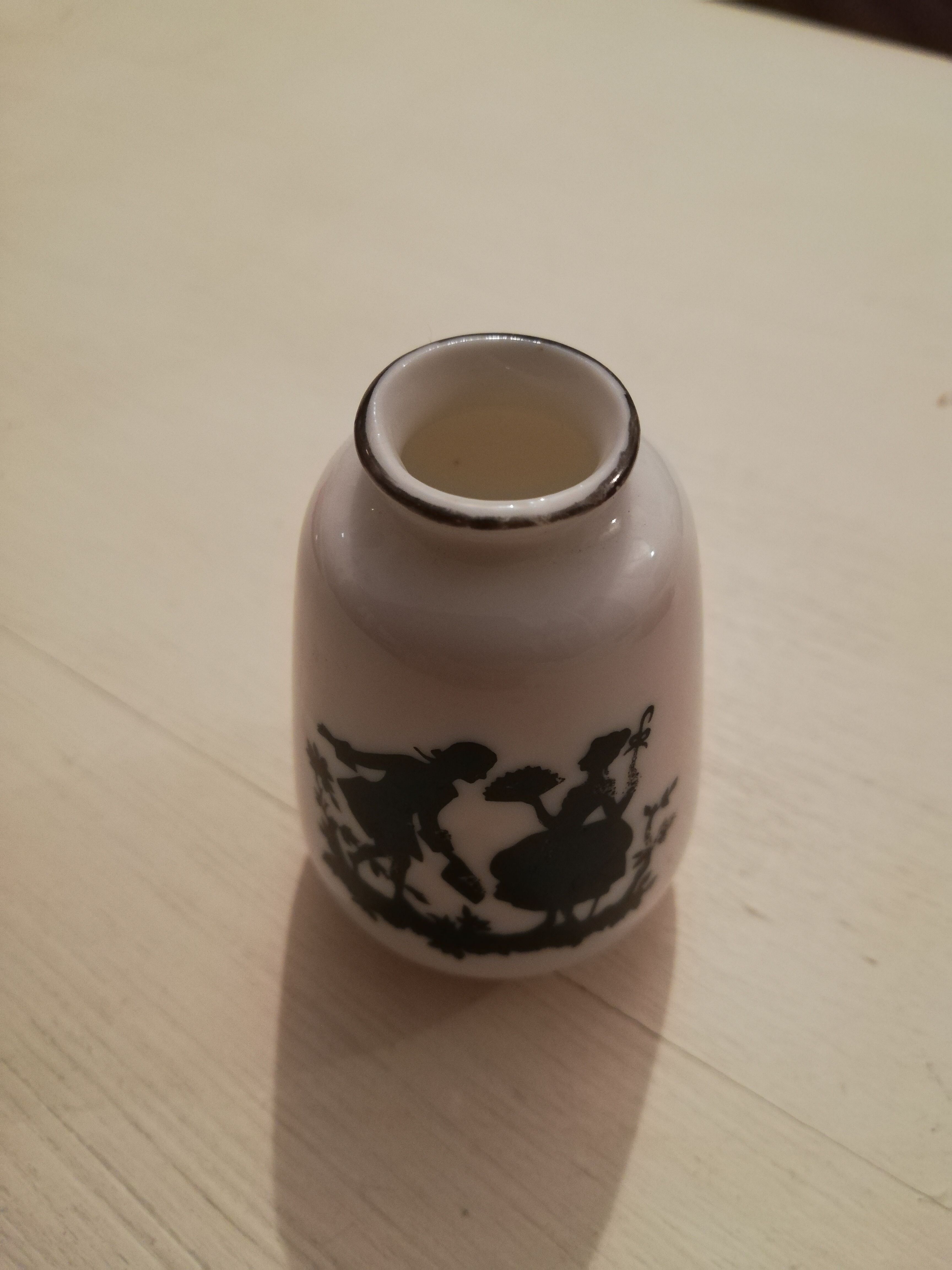 Small porcelain soliflore representing silhouettes couple 18th century