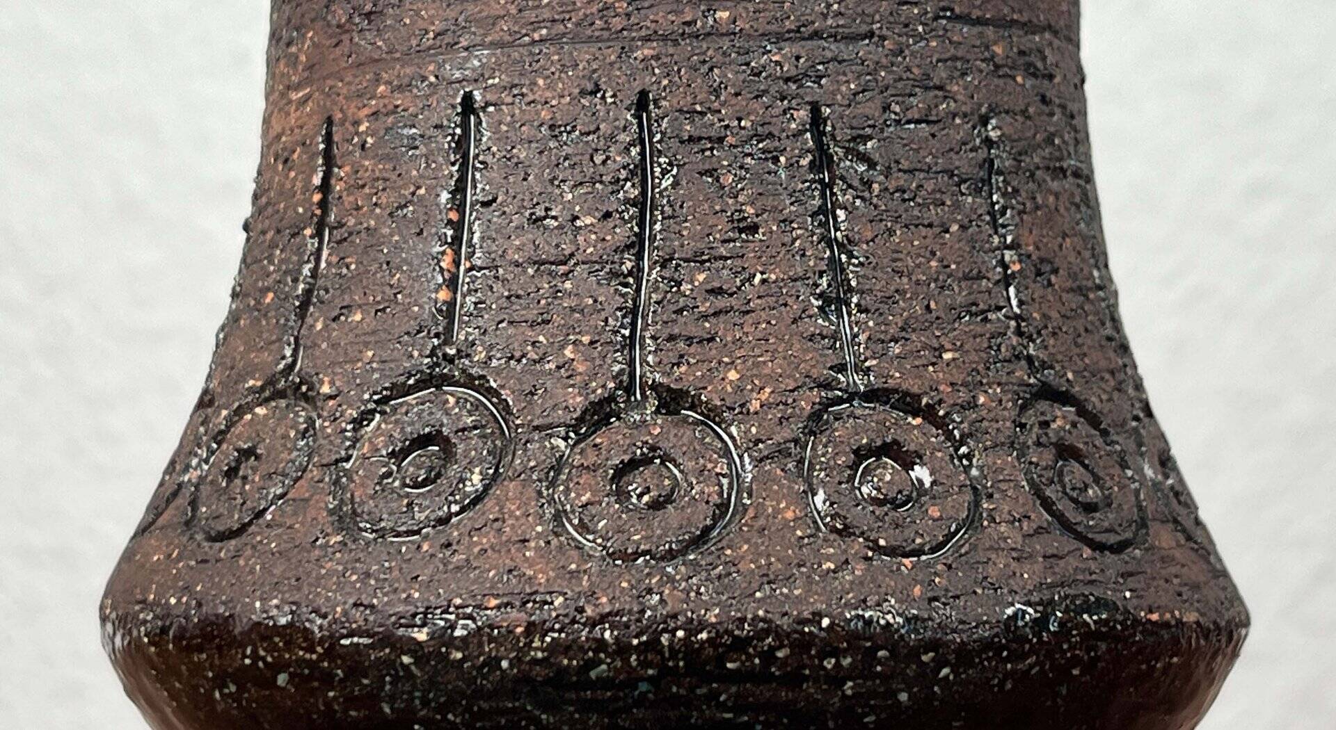 Mid-century studio ceramic tripod vase by Eke Bjeren for Gabriel Keramik, 1960s.