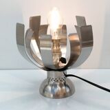Lampe à poser space age en métal chromé figurant une fleur, années 60
