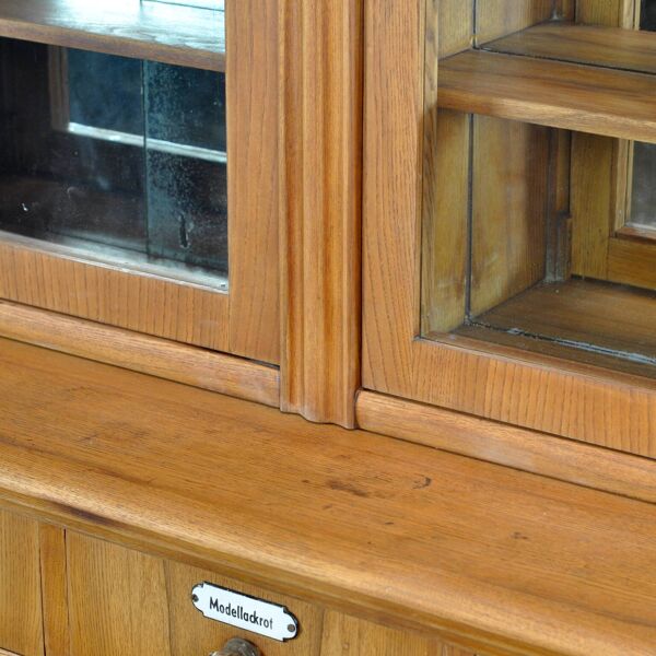 Armoire à Pharmacie En Chêne Et Pin, année 1889