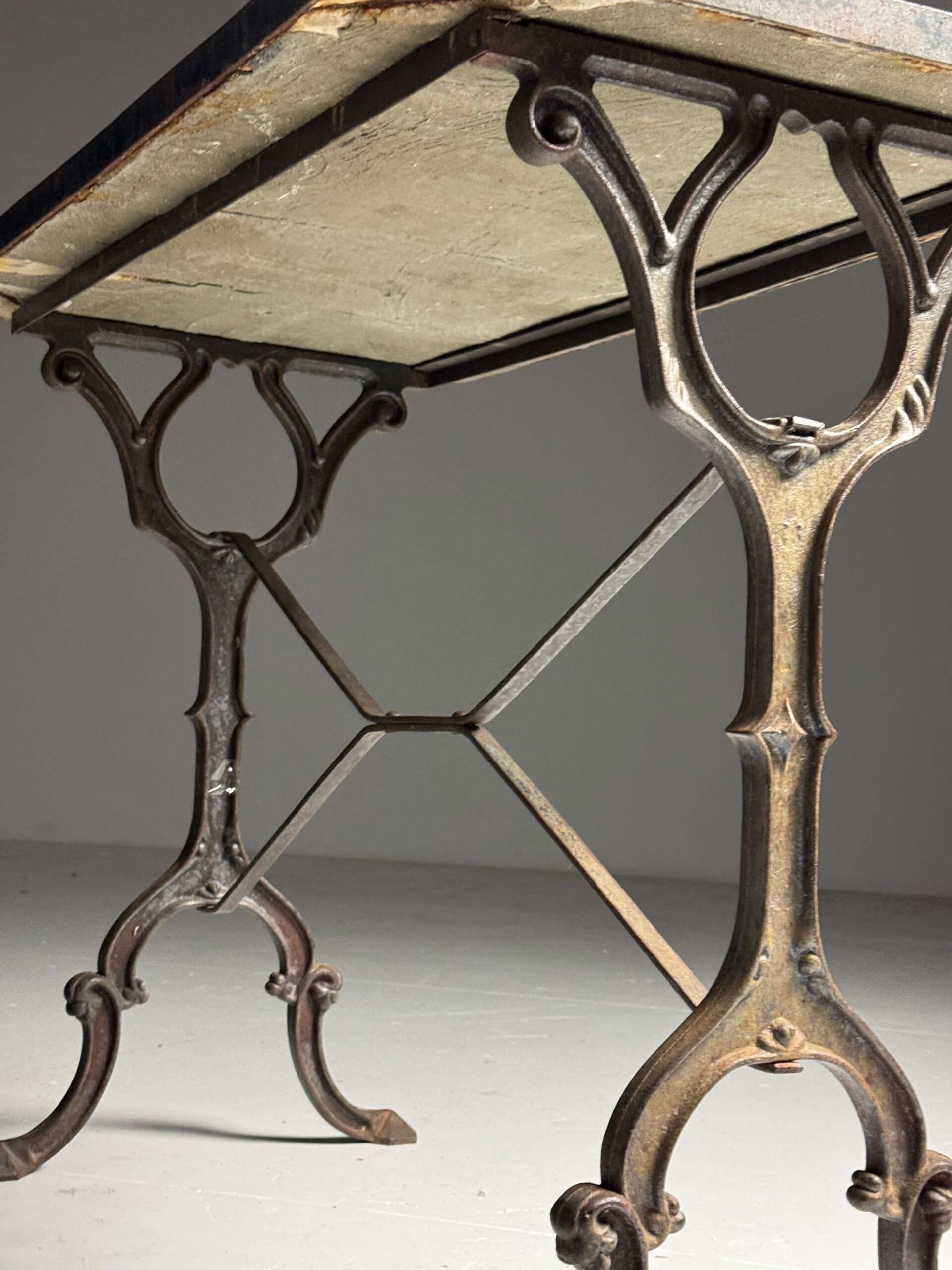 Table d'appoint en mosaïque et fonte