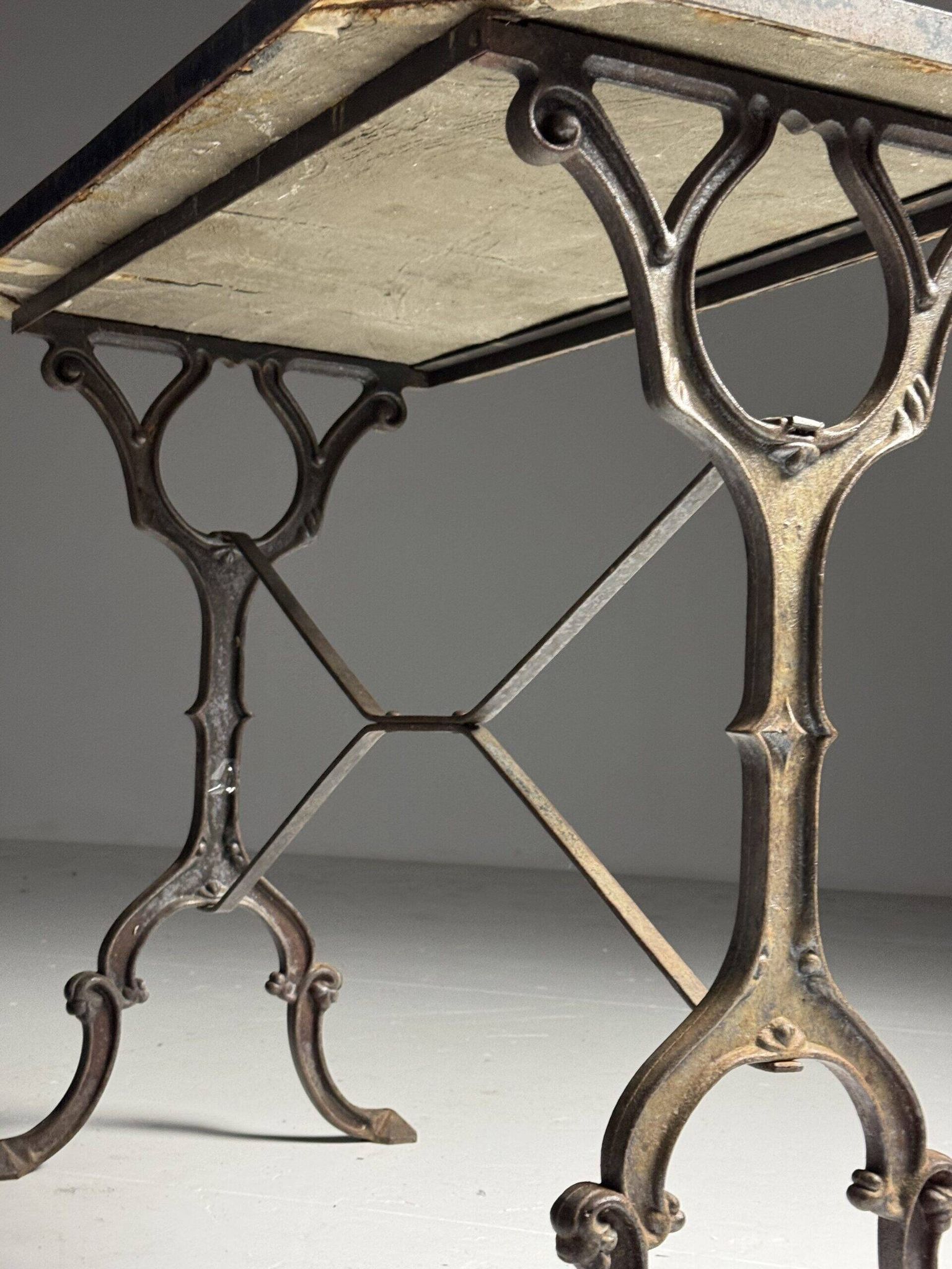 Table d'appoint en mosaïque et fonte