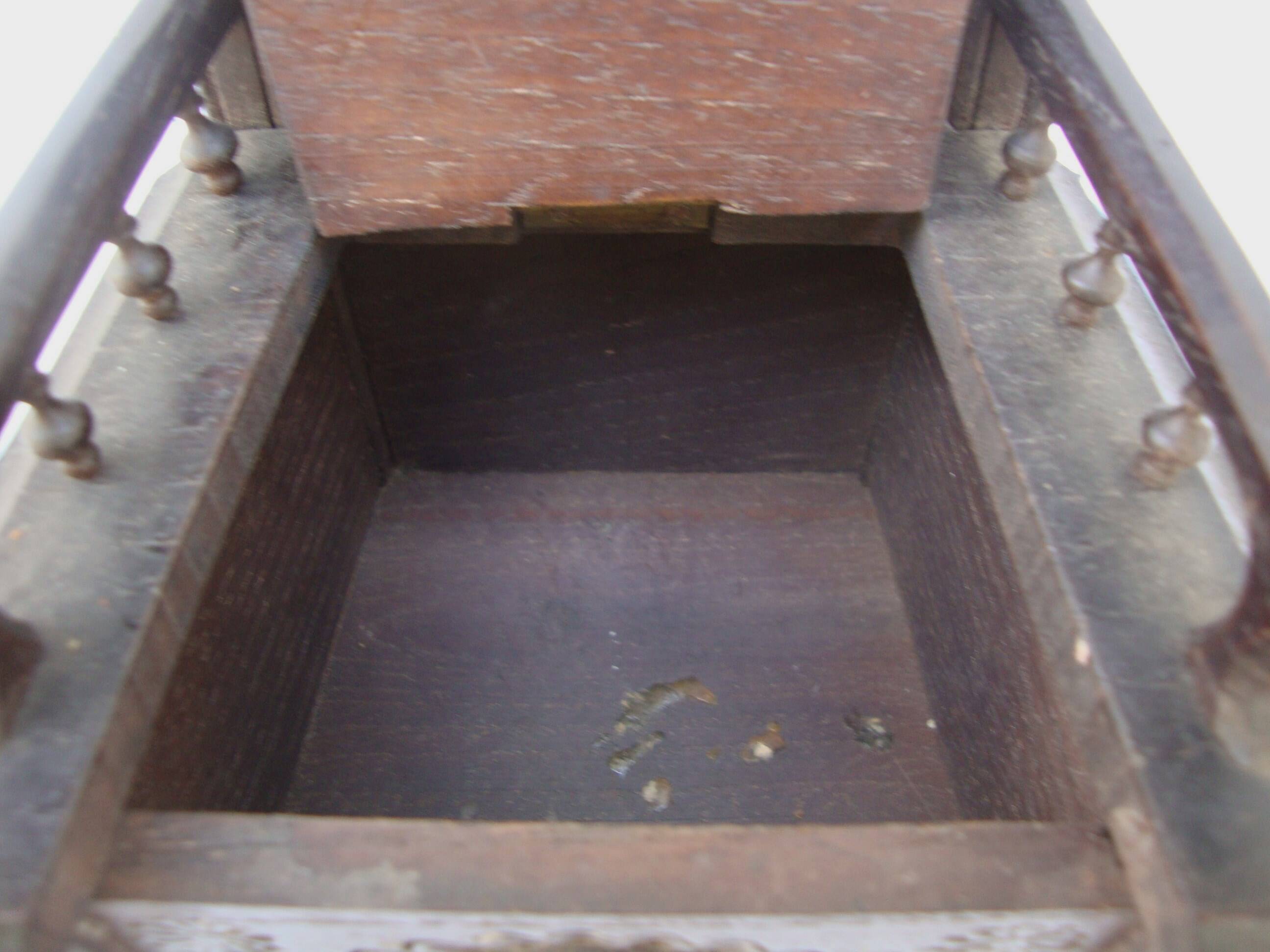 Jewelry box in the shape of a breton chair