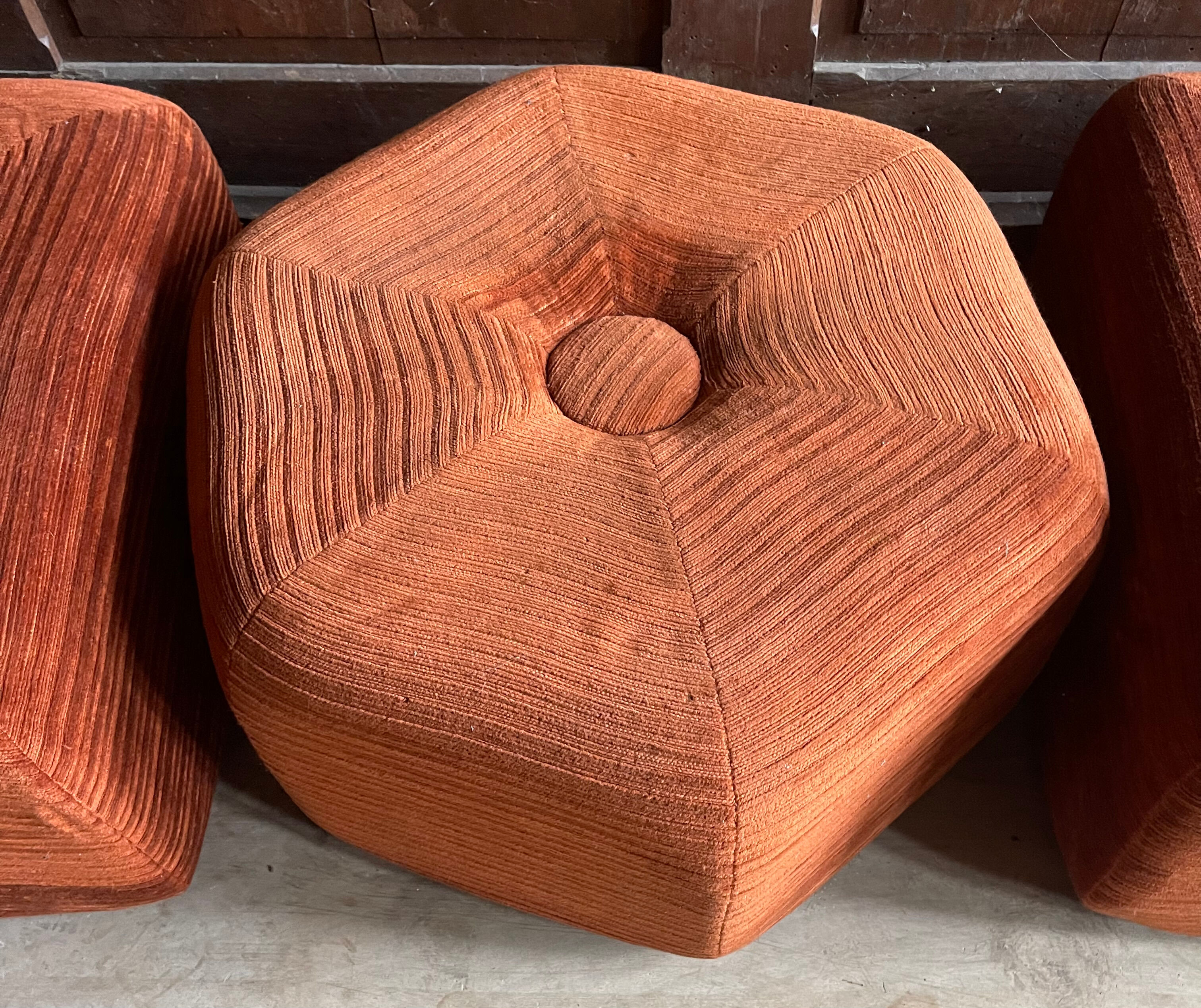 4 poufs