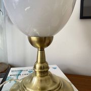 Lampe de table globe en verre opaline ancienne blanc et pied en laiton