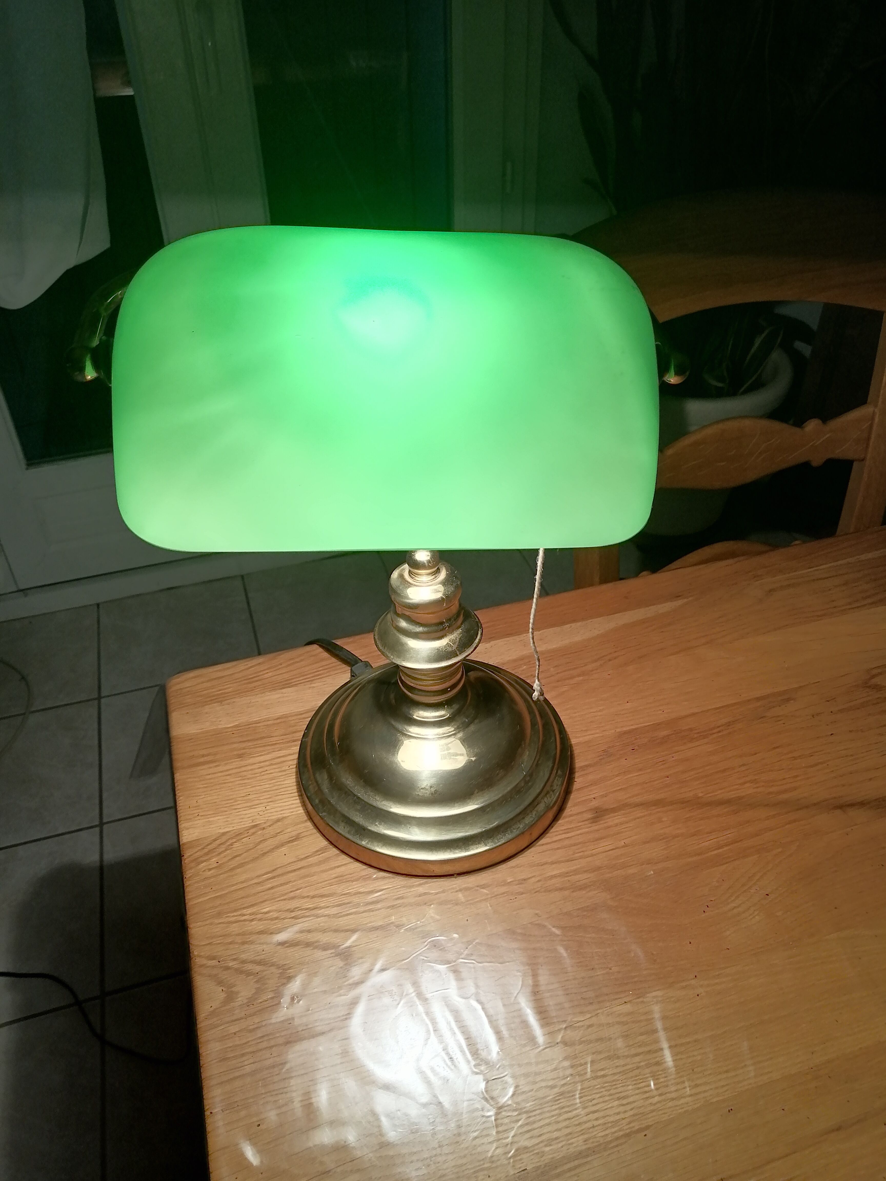 lampe de bureau en métal doré  avec verre en opaline orientable