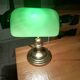 lampe de bureau en métal doré  avec verre en opaline orientable
