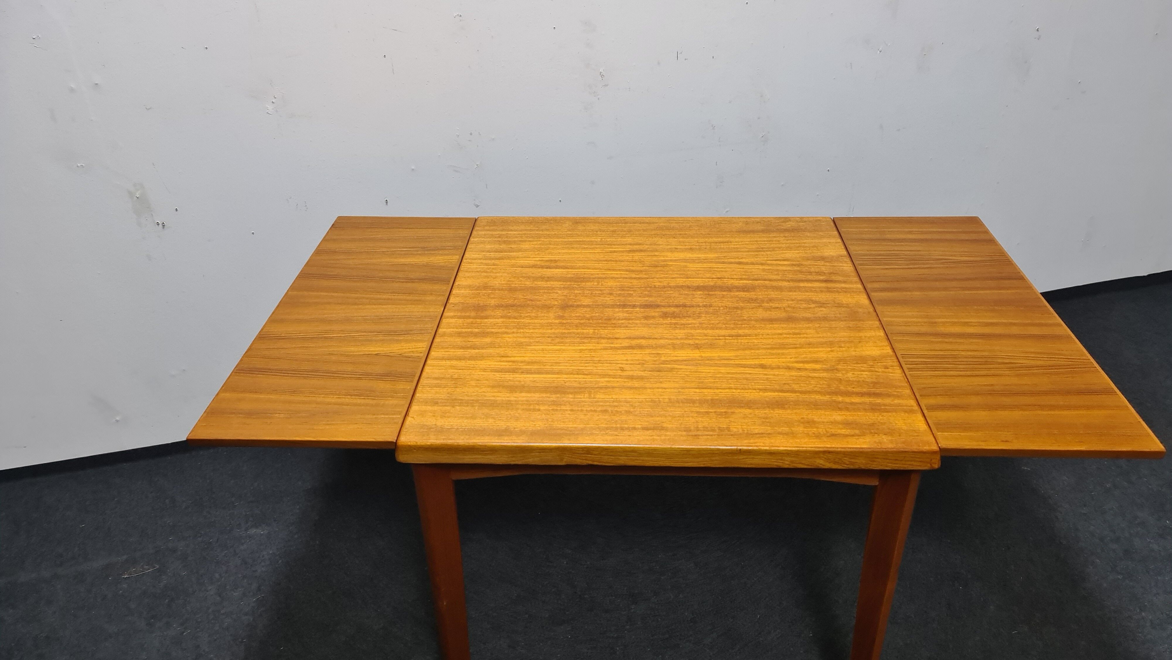 Teak Danish design dinning table by Henning Kjaernulf