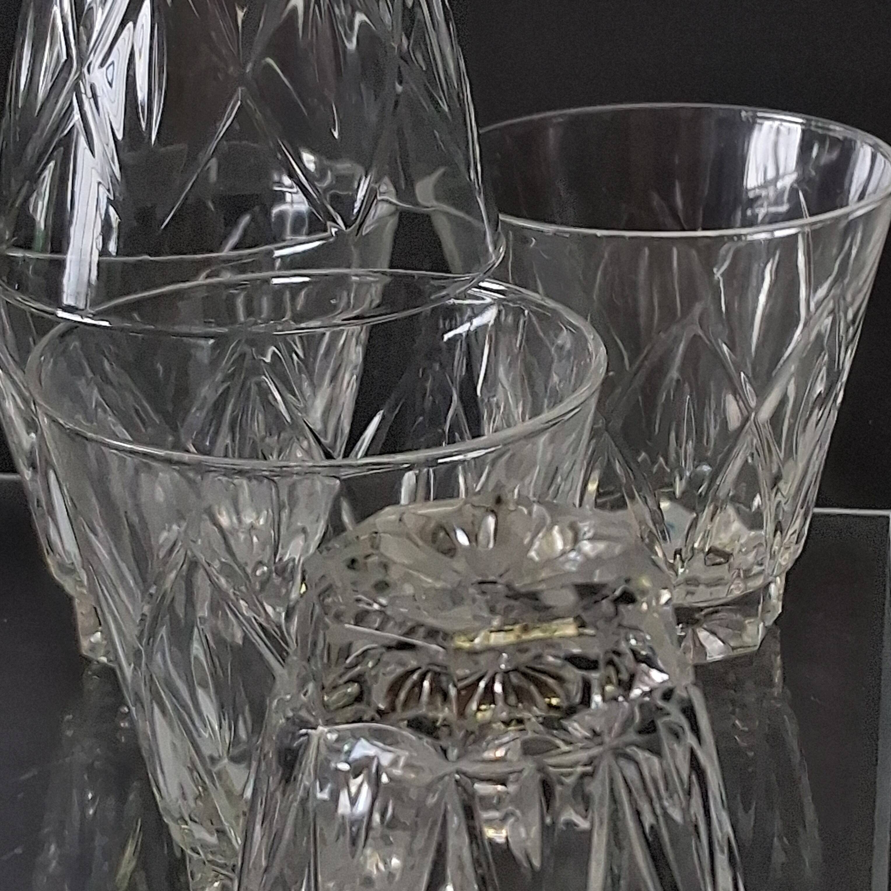 Set of 8 vintage water or digestif glasses in good condition.