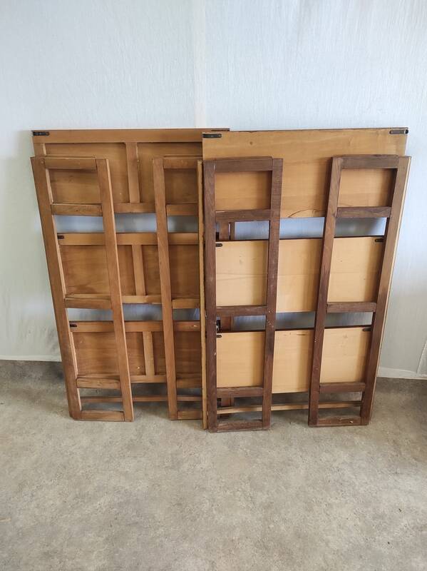 Foldable and stackable wooden shelves