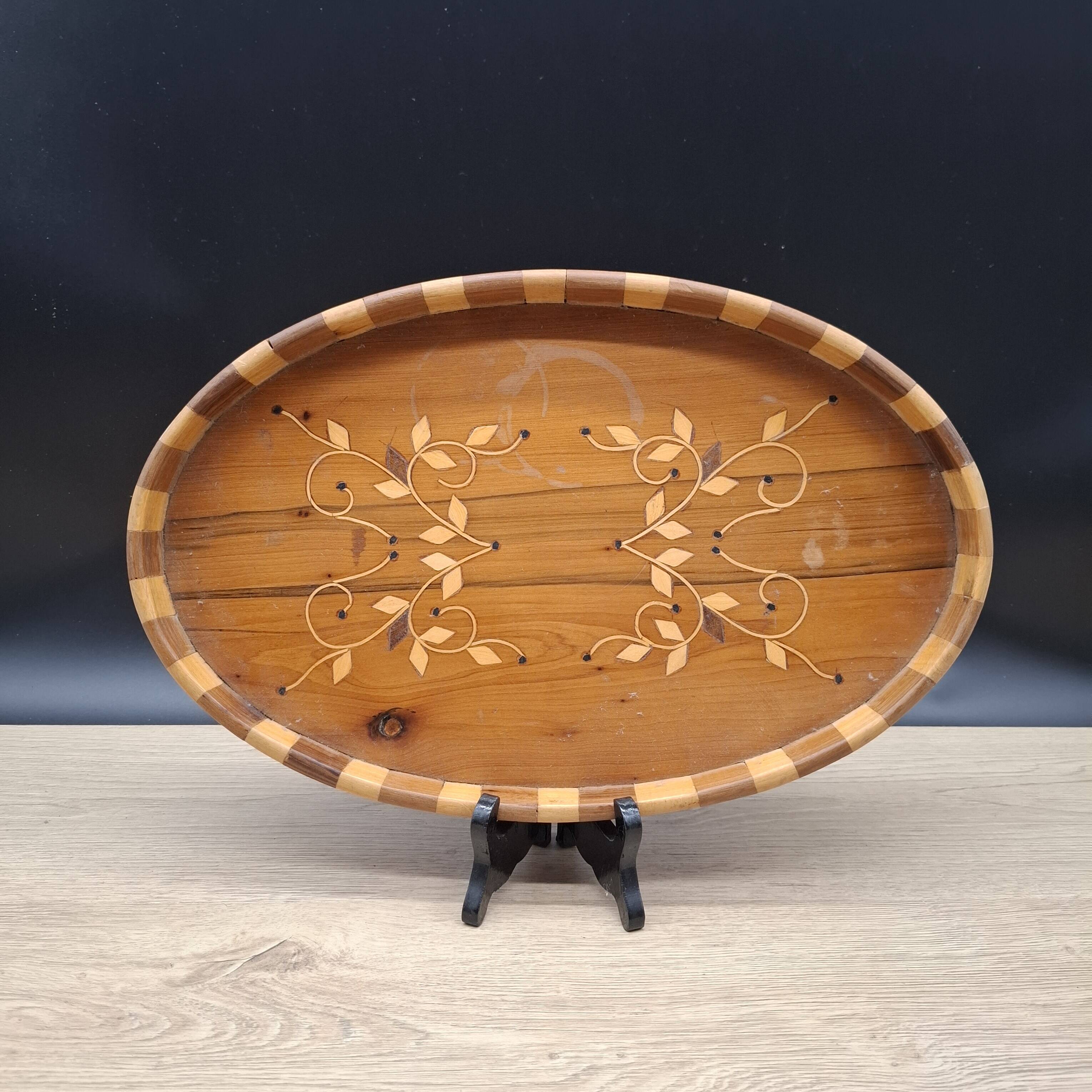 Oval wooden tray with flowers