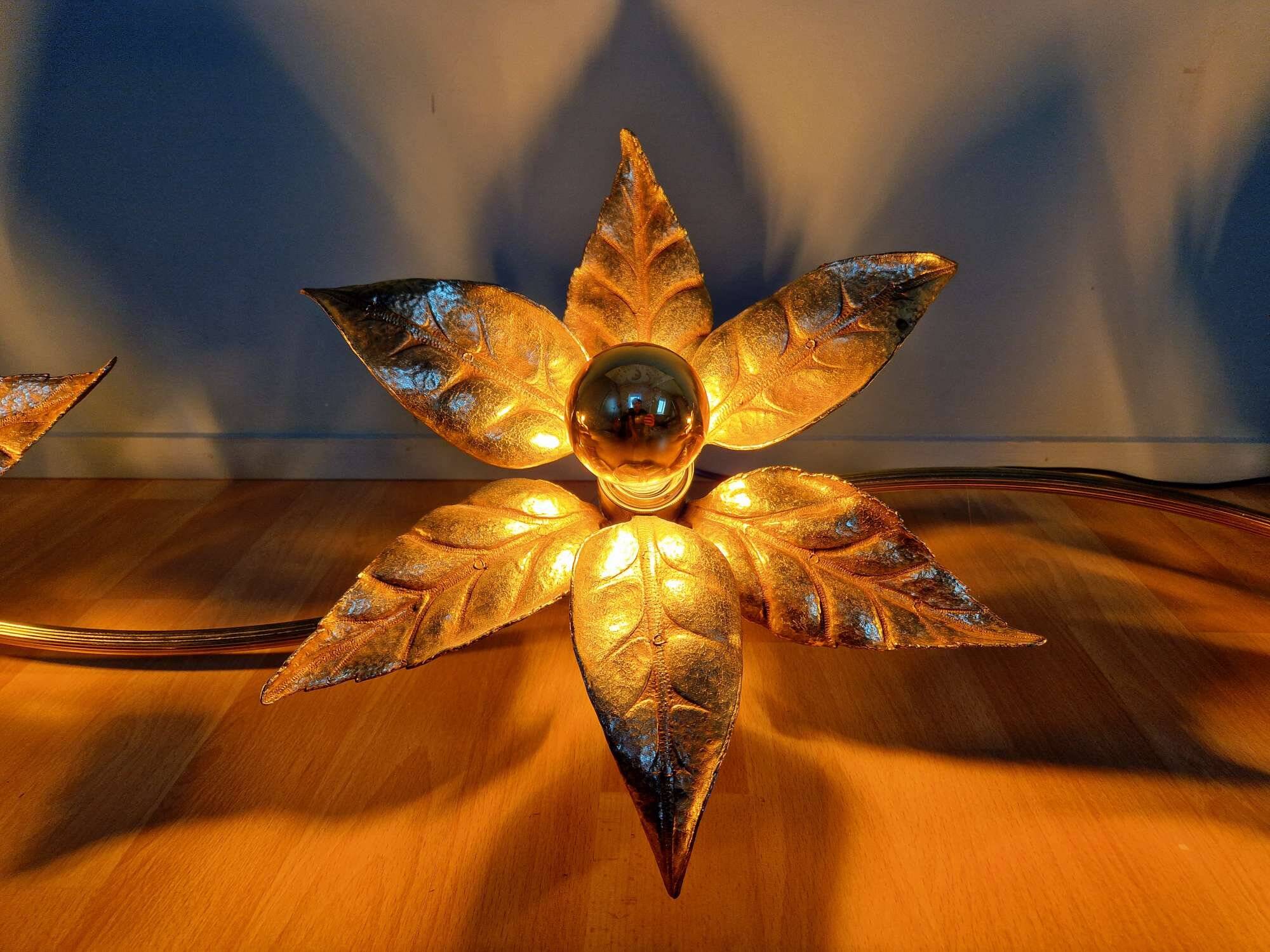Large floral wall sconce in brass and gilded metal, Willy Daro, 1970.