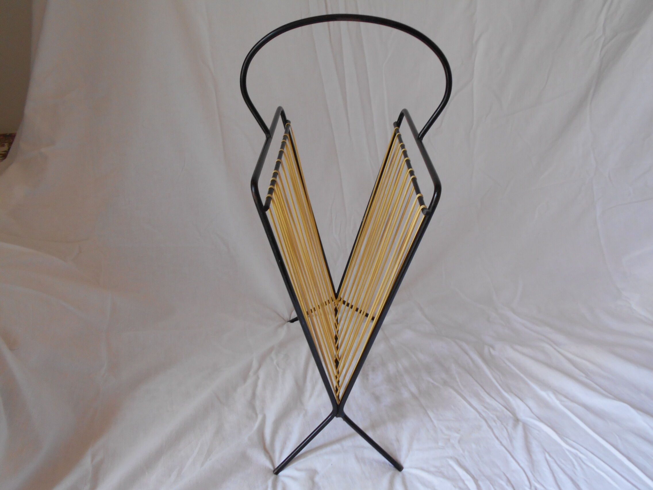 Vintage black scoubidou metal magazines door yellow