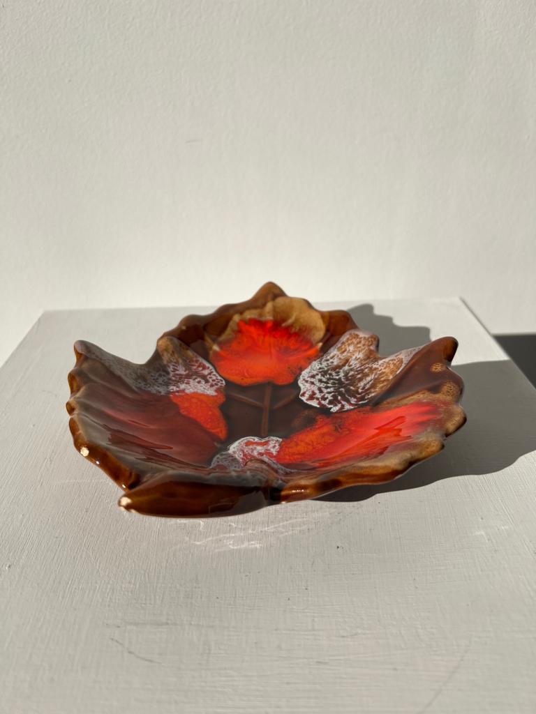 Empty Vallauris pocket in the shape of a leaf, orange and brown iced décor
