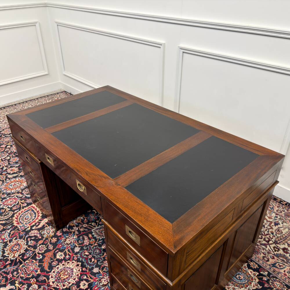 Bureau anglais classique avec cuir noir