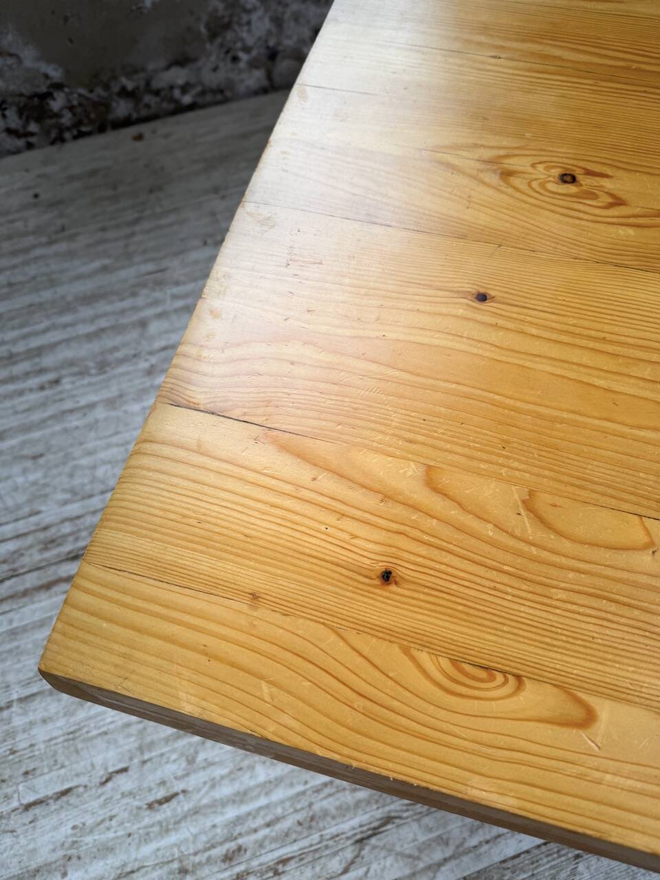 Table carrée moderniste en pin massif, années 50