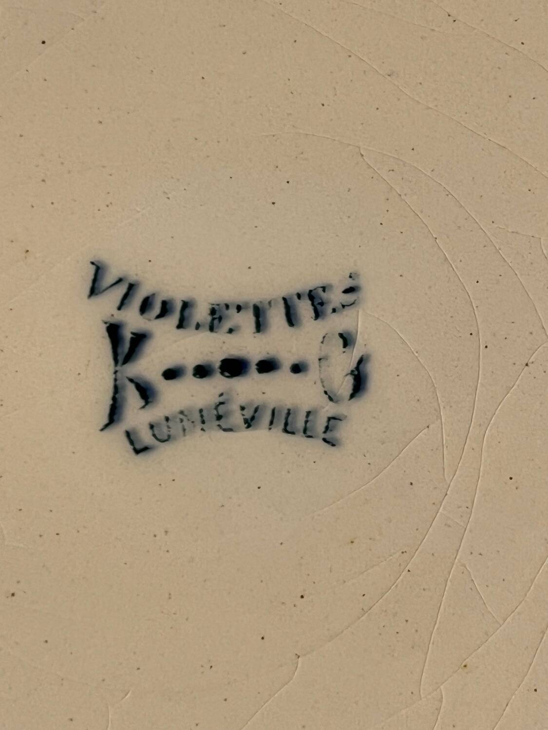 Assiettes à dessert terre de fer Luneville modèle Violettes