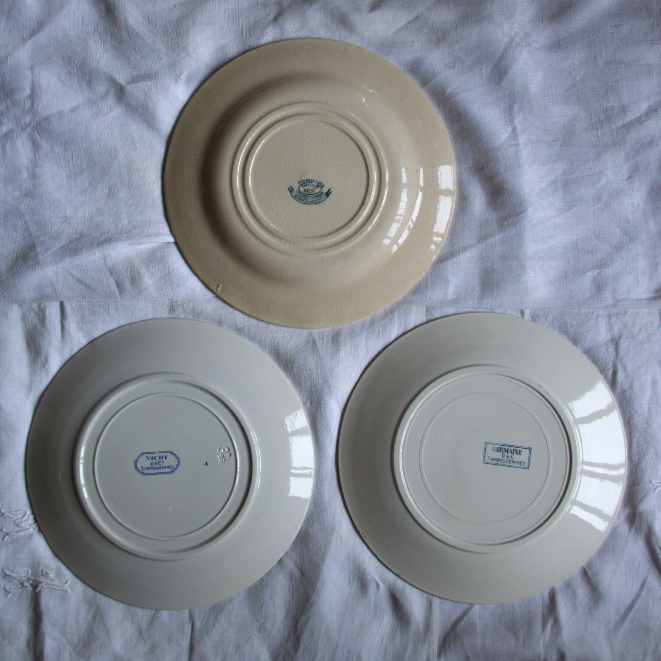 Set of 6 mismatched iron earth plates Sarreguemines Gien Royat Germaine Vichy