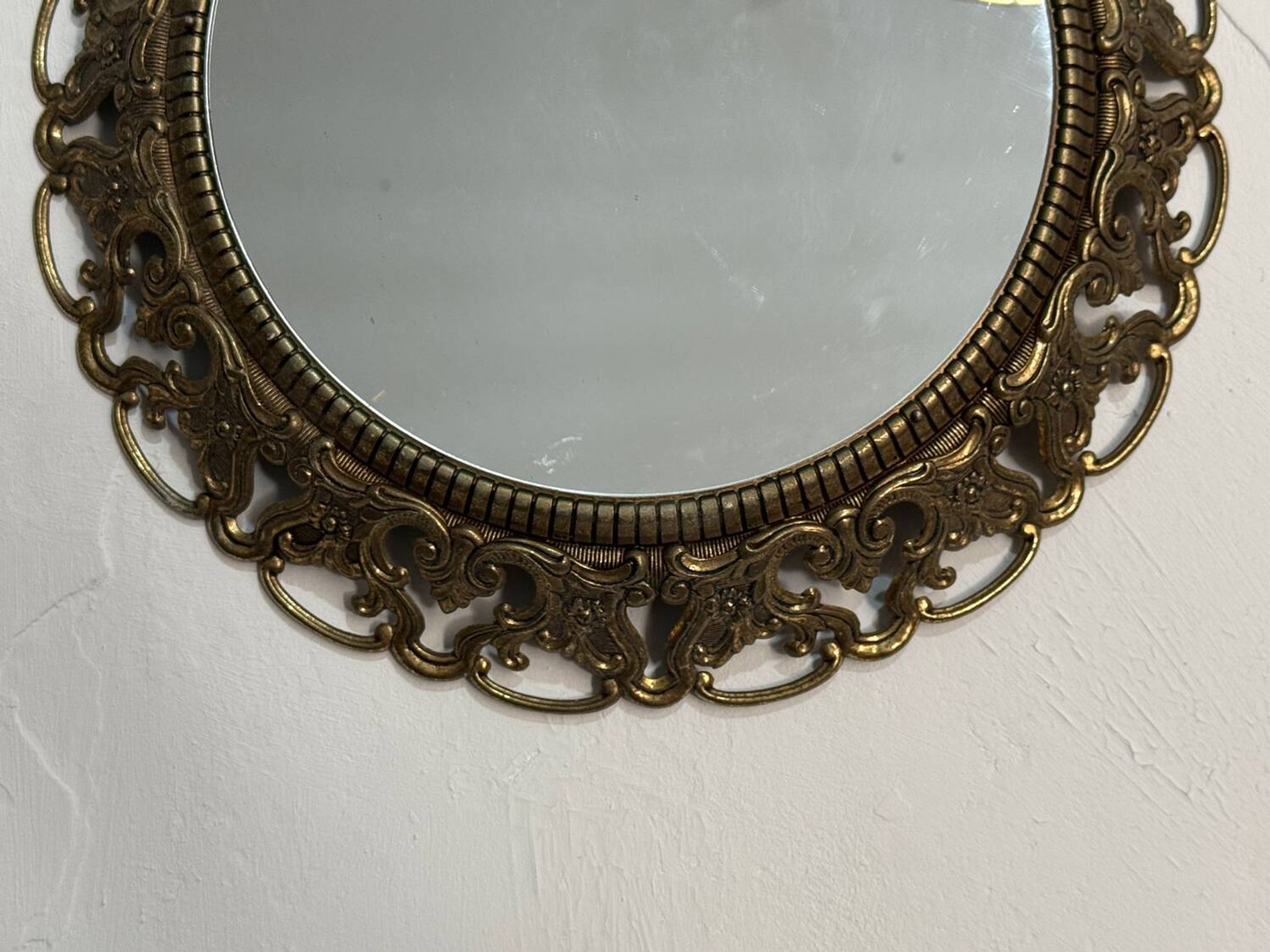 Round brass mirror from the 70s