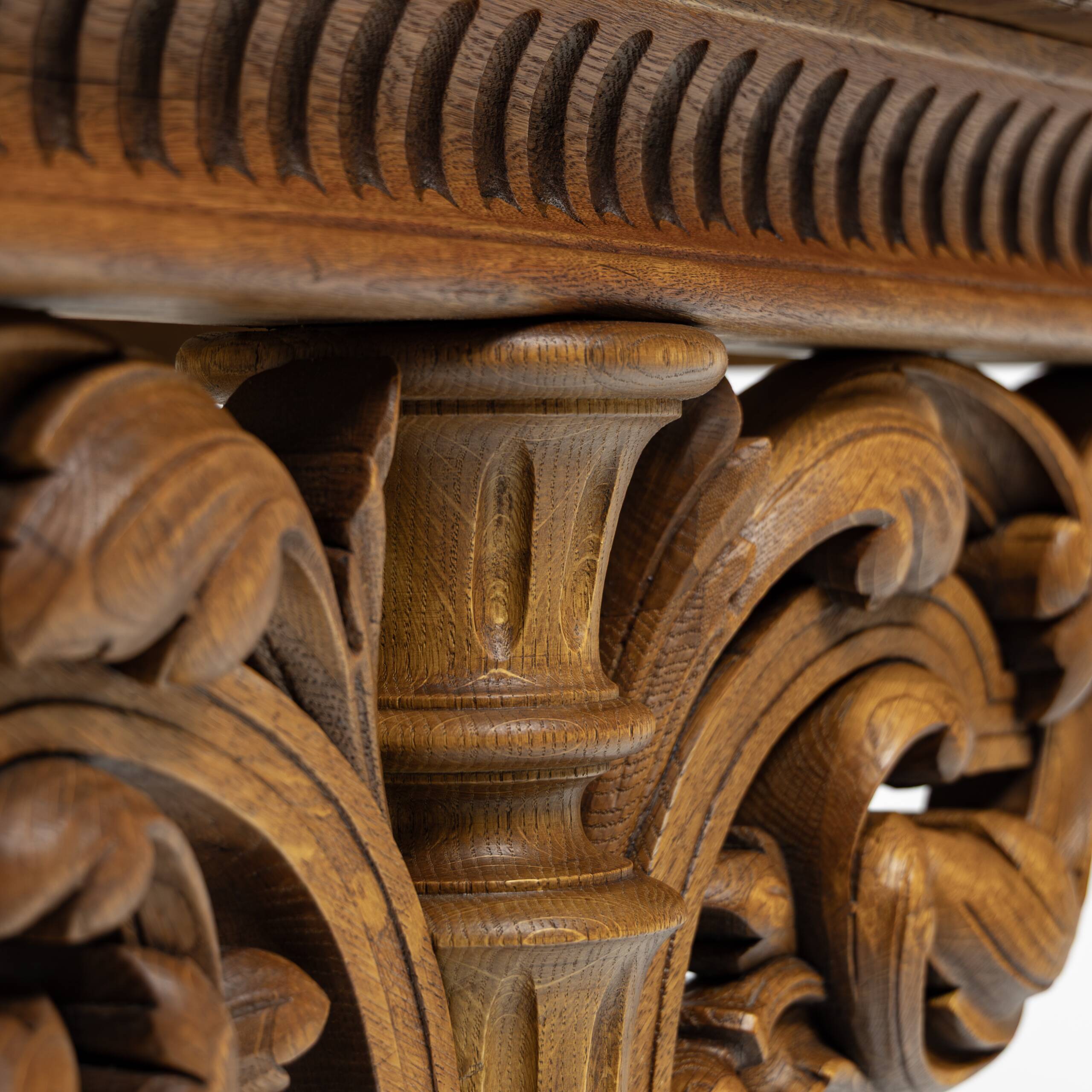 Table de bureau Néorenaissance en chêne 1880-1900