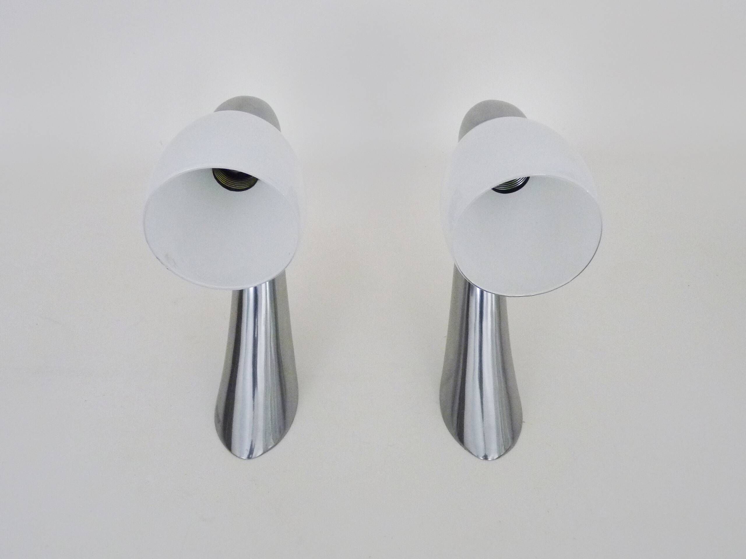 Paire d'appliques en aluminium et verre opalin. Appliques chromées