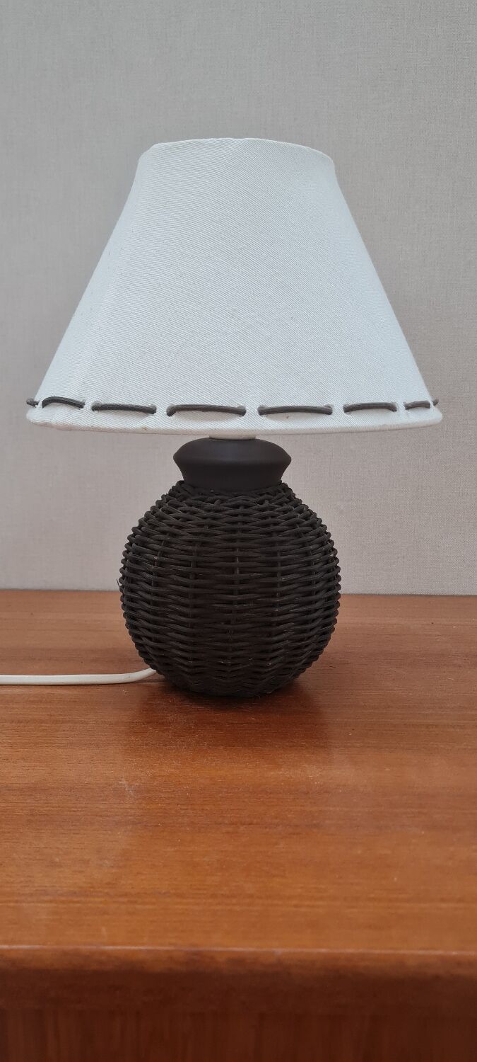 Wicker table lamp