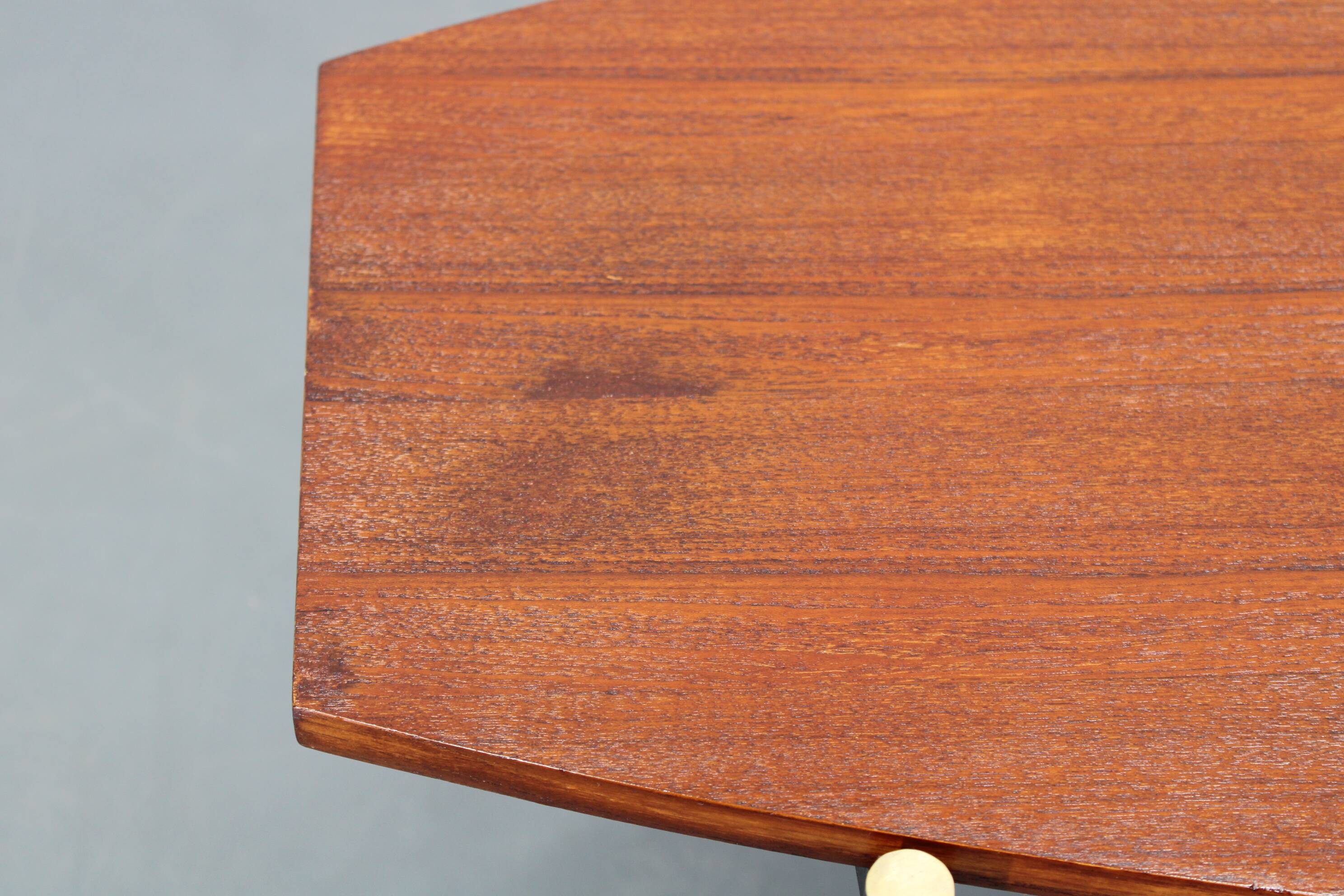 Table basse italienne des années 1970, placage en teck, piètement en métal et laiton