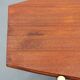 Table basse italienne des années 1970, placage en teck, piètement en métal et laiton