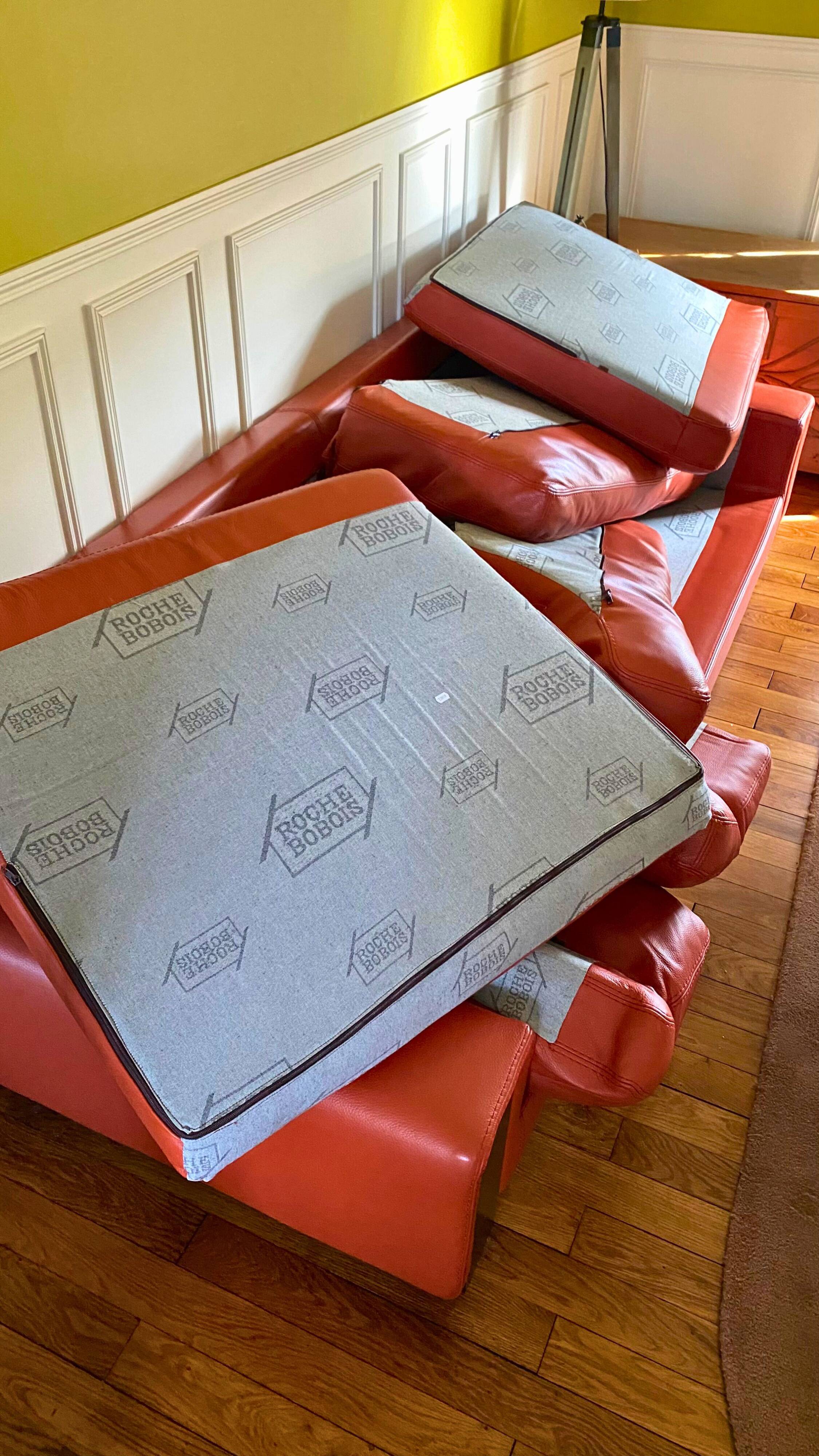 3-seater canapé in tawny leather, Ascot model by Roche Bobois.