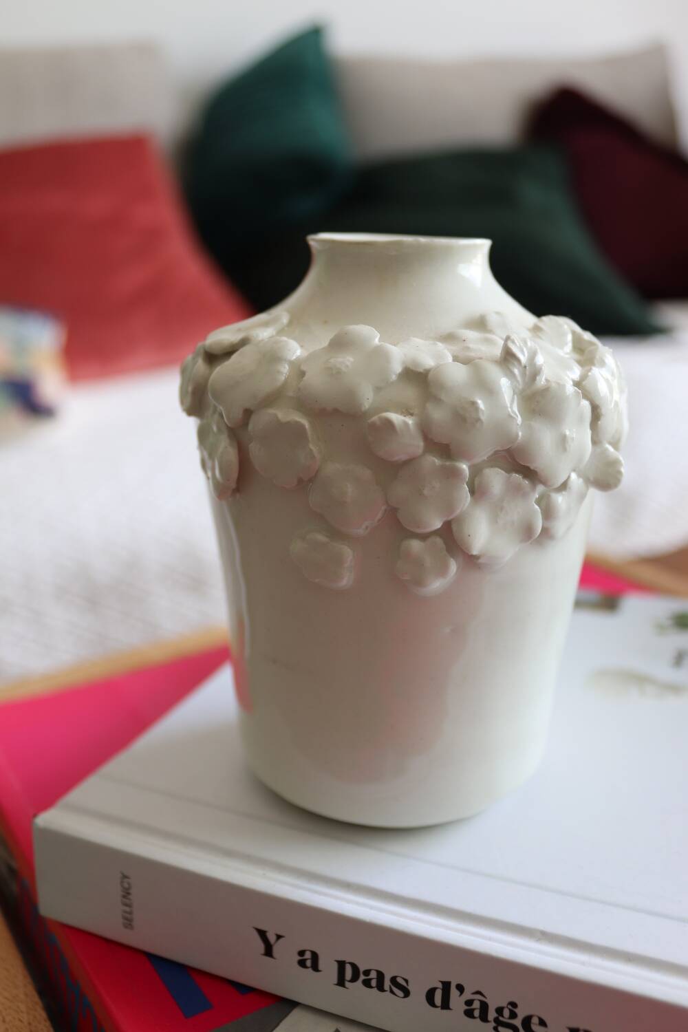 Petit vase blanc à fleurs