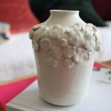 Petit vase blanc à fleurs