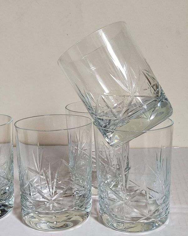 Cinq verres timbales aux étoiles en cristal vintage