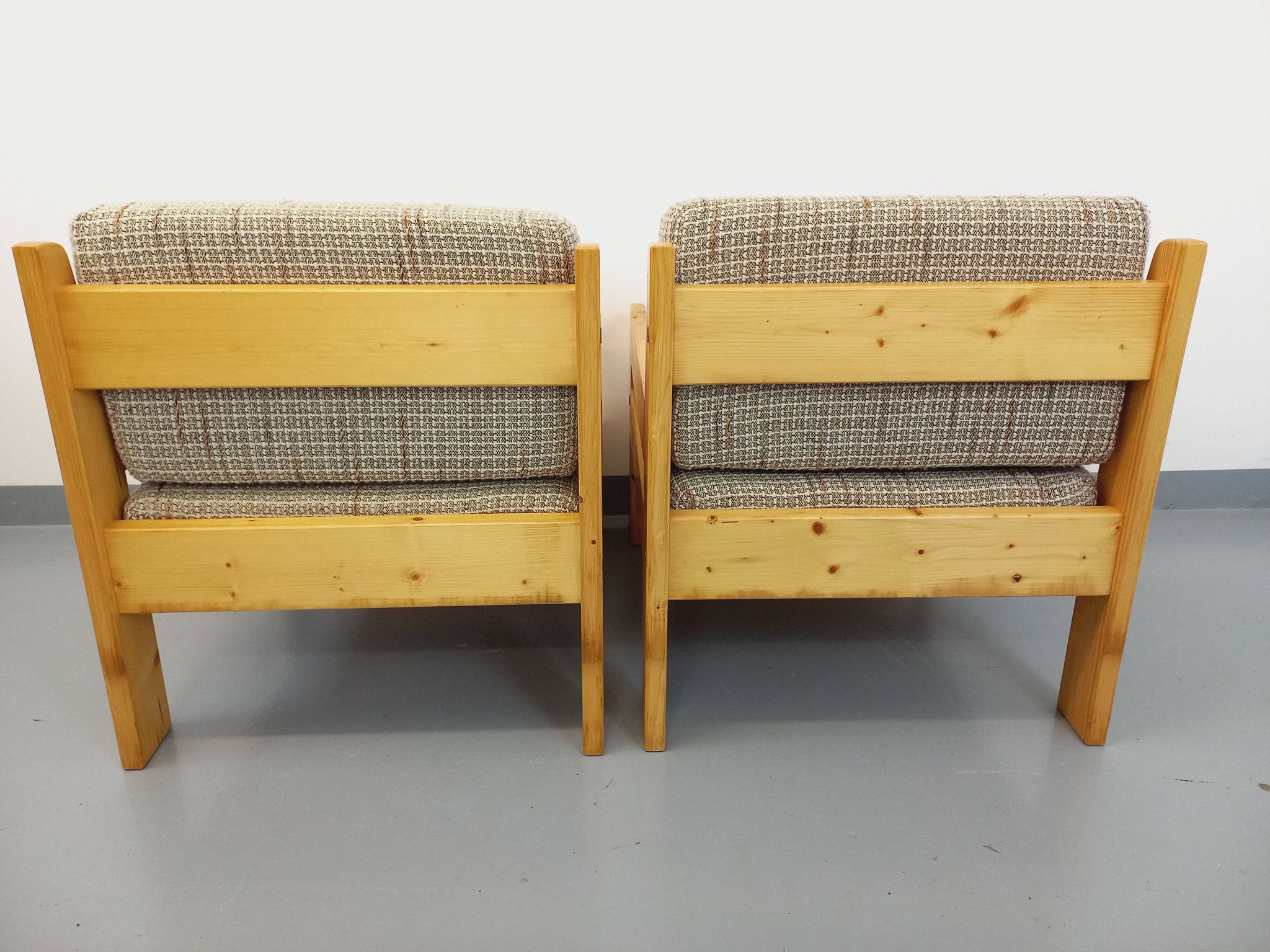 Set of 2 vintage fireside chairs in pine and fabric from the 70s