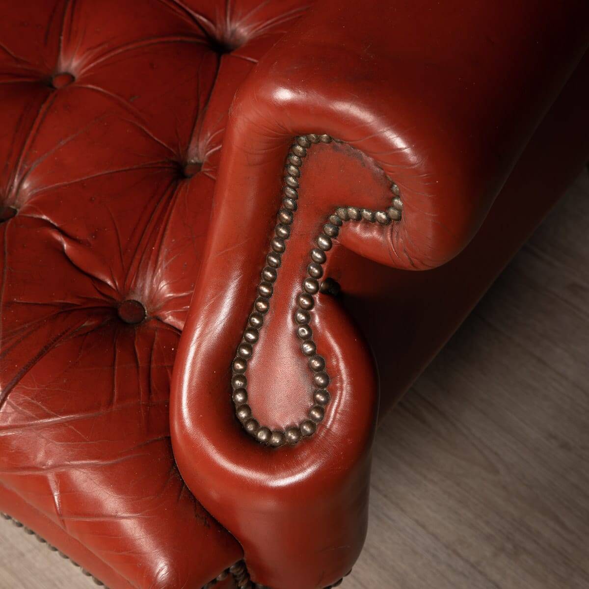 Stylish 20thc pair of english leather wing back armchairs c.1970
