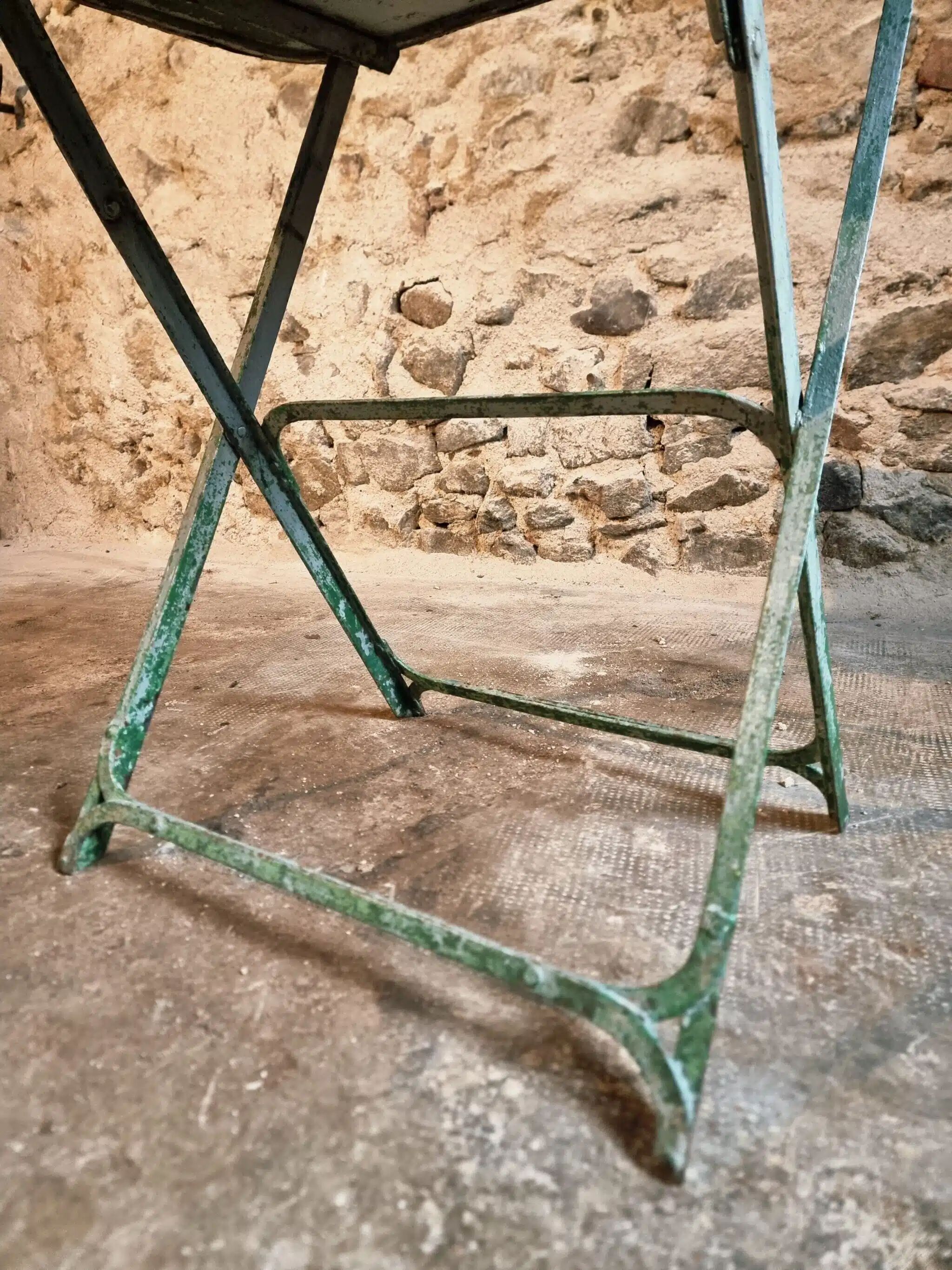 Table bistrot pliante française en fer riveté, années 1920