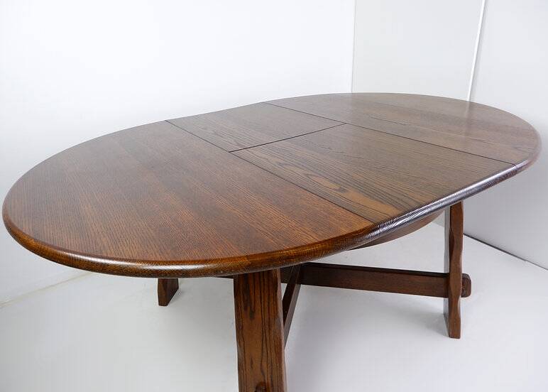 Table de salle à manger ronde à rallonge en chêne massif Brutalist 1950s Mid-20th Century
